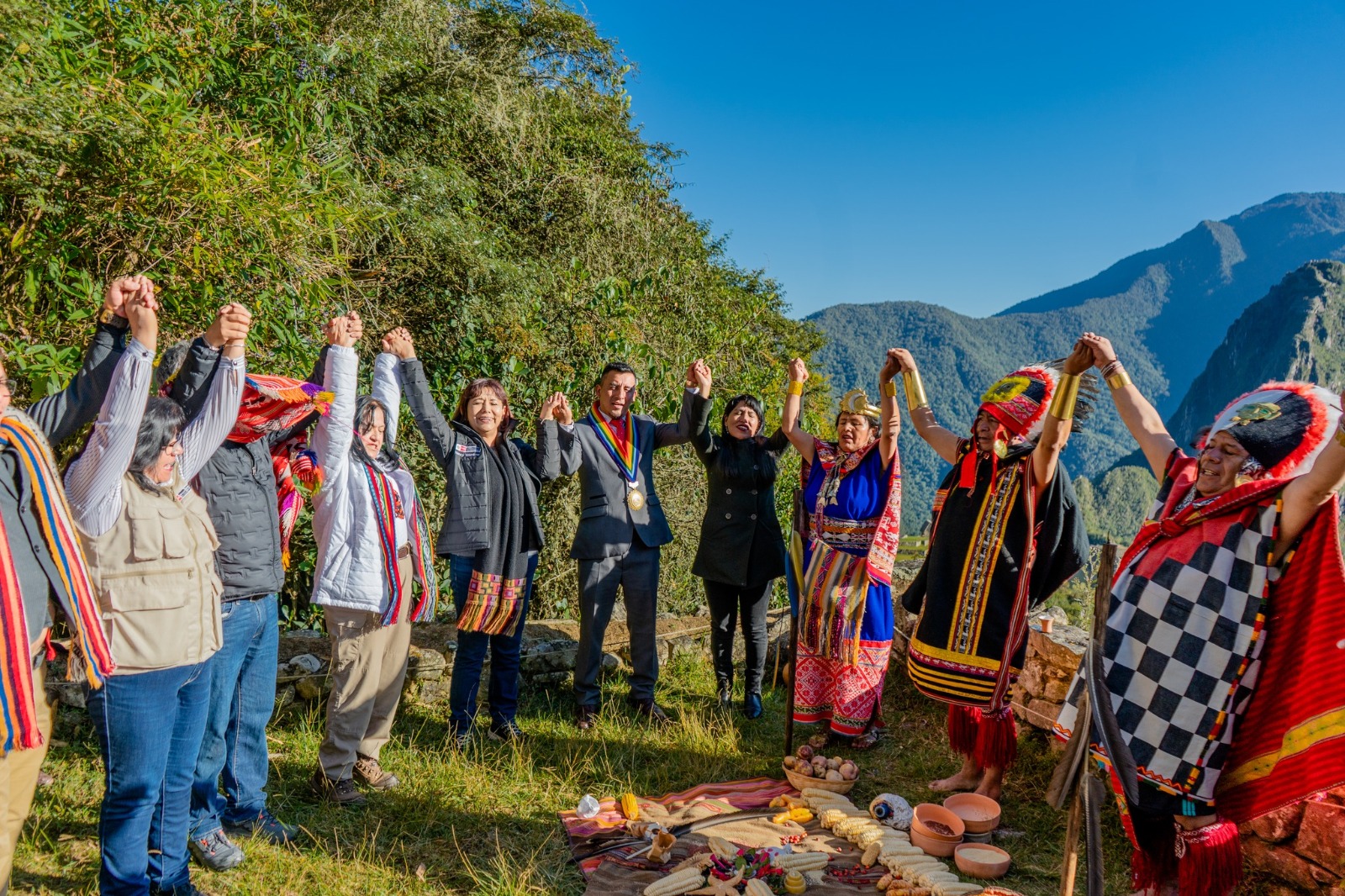 El alcalde C.P.C Elvis La Torre Uñaccori, autoridades nacionales, regionales y representantes de Paramount Pictures, realizaron un ritual ancestral de tributo a la Pachamama, en cima más alta de maravilla del mundo Machupicchu